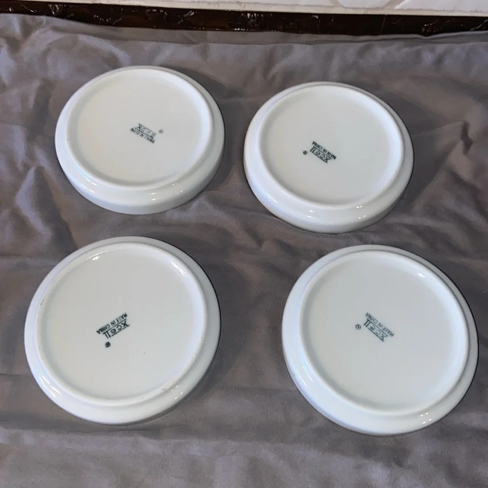 Like new Xcell ceramic dipping dishes set of 4 round 4” diameter